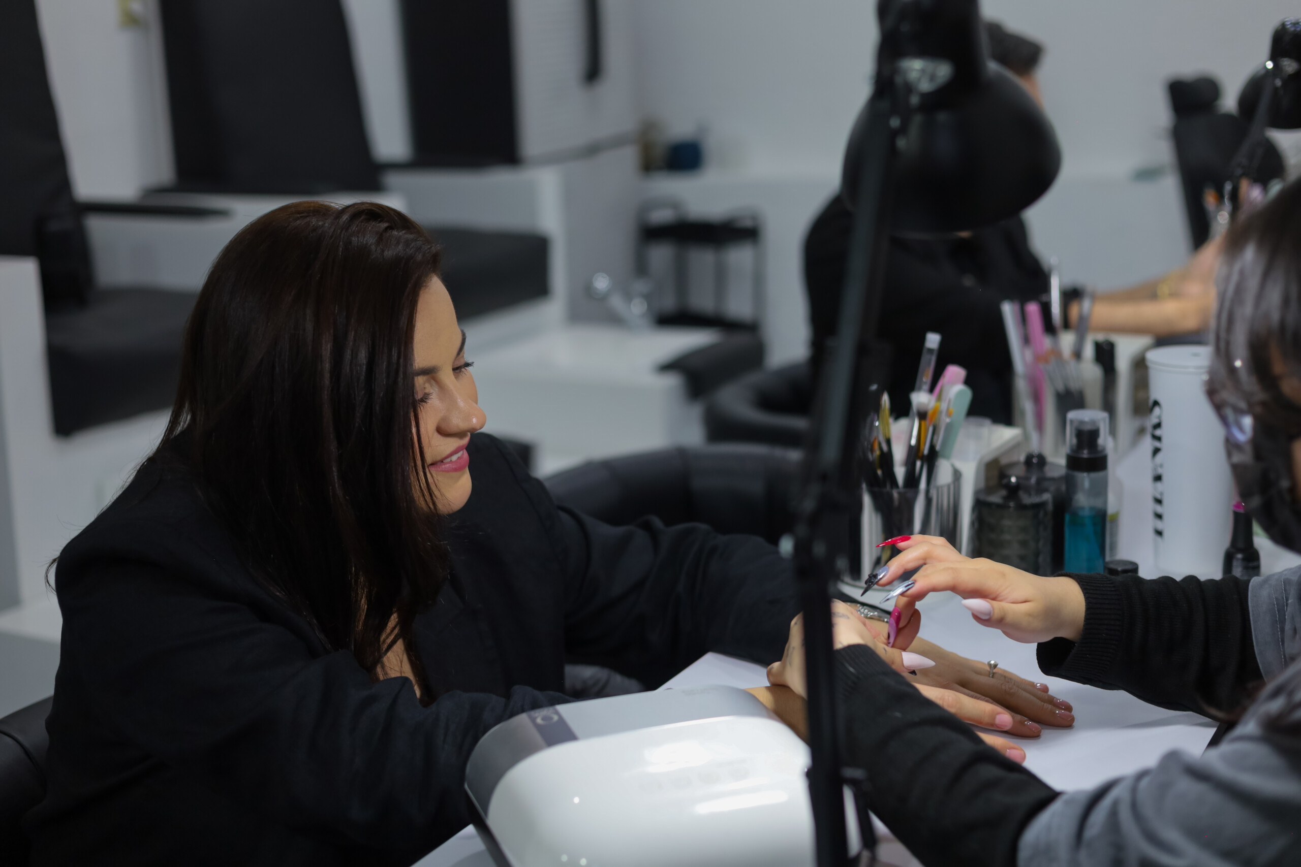 Maite Perroni y Alejandro de la Madrid inauguran Casa Dinamarca Nails & Beauty
