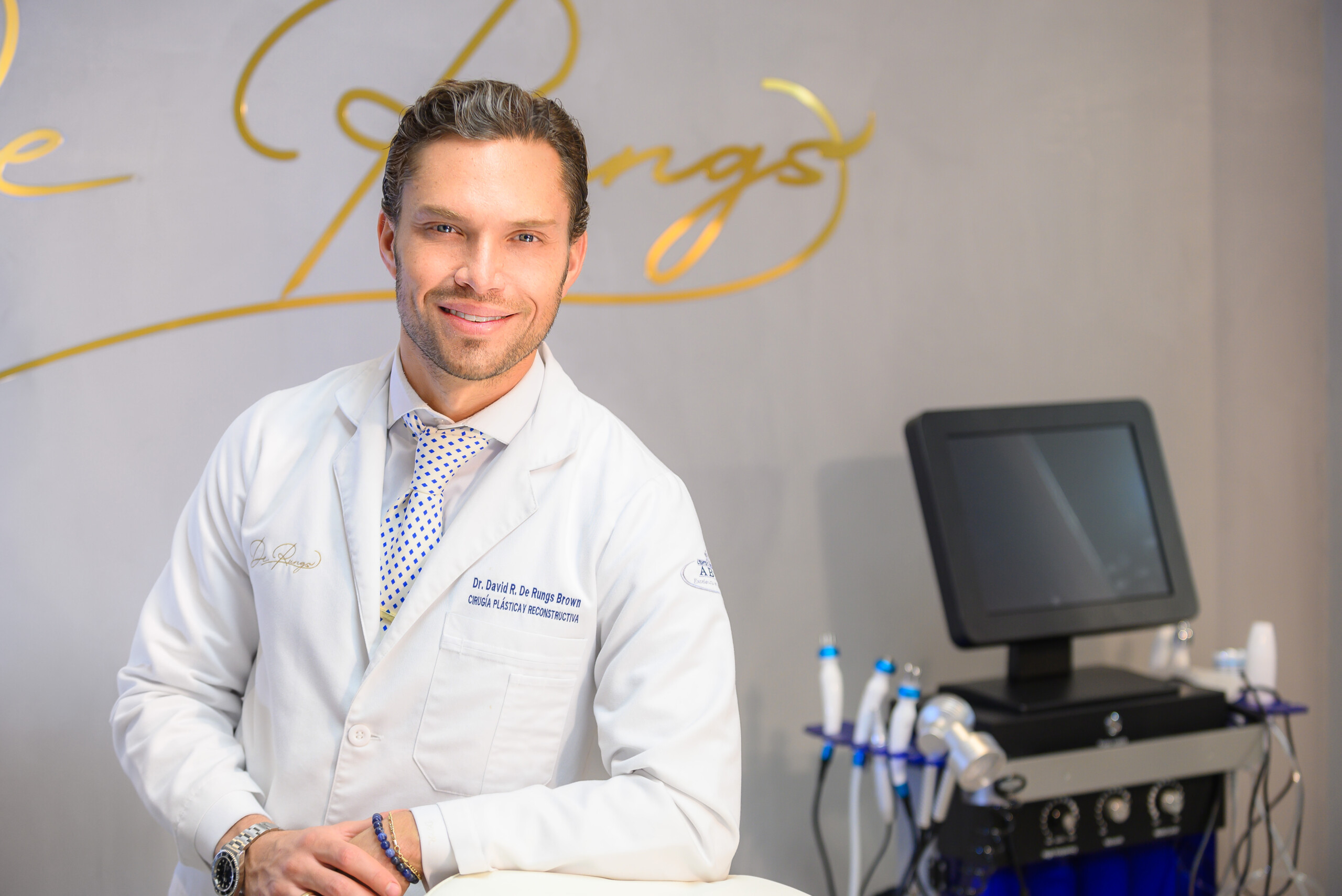 Renueva tu imagen y resalta tu belleza natural en estas vacaciones, con estos tratamientos sugeridos por el Dr. David De Rungs